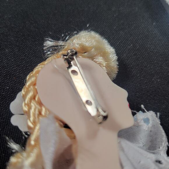 Glamour Lady Head Brooch Face With White Lace and Blue Ribbon 1980's Gift Box - Picture 4 of 7